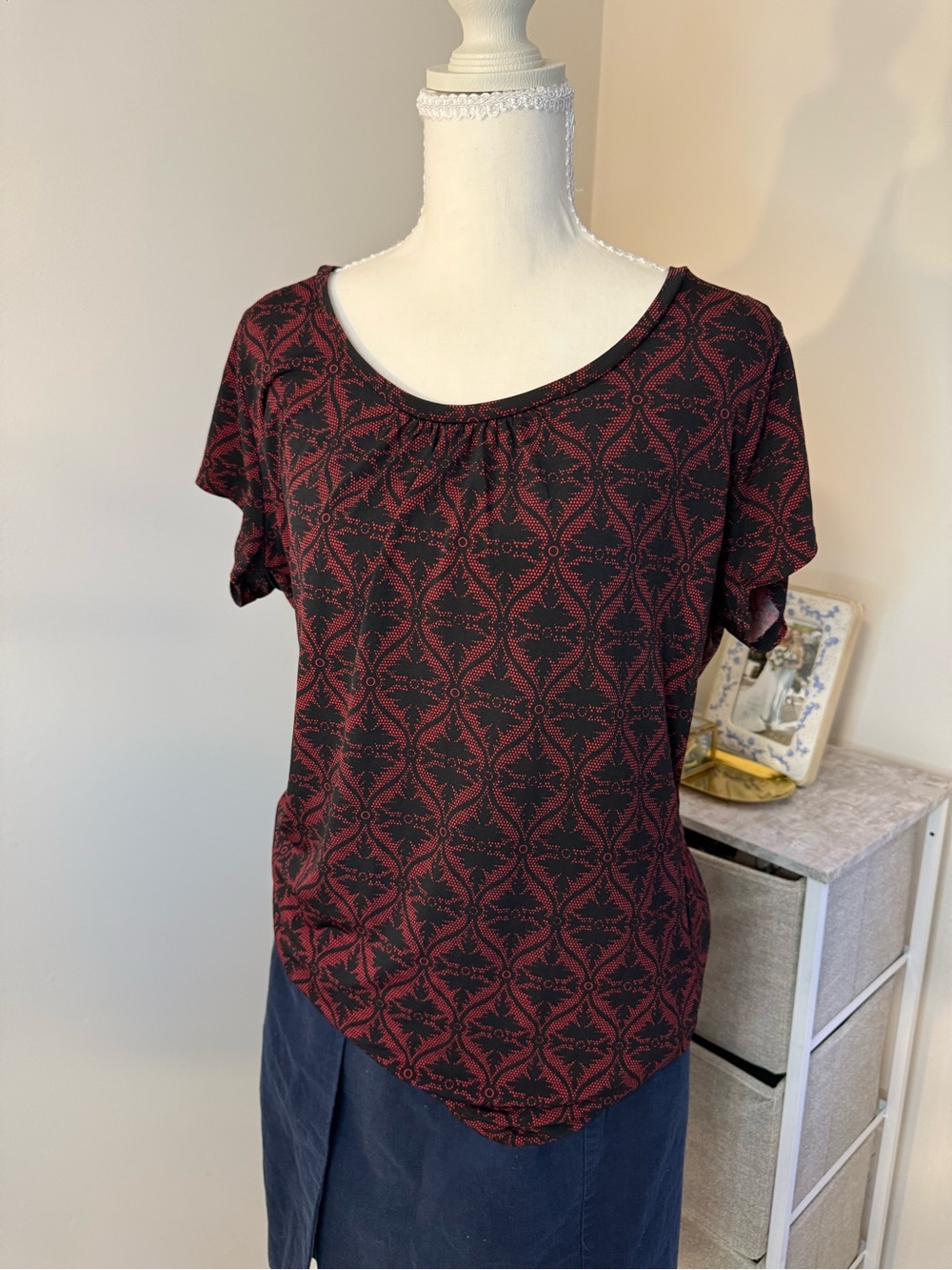 Womens L Black & Burgundy Patterned Short-Sleeve stretchy top: whimsygoth goth